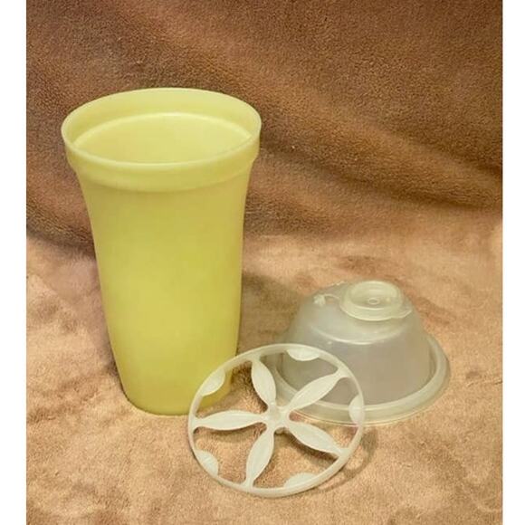 Vintage Tupperware Pale Yellow Quick Shake 16oz Blender Cup (844-10) - Picture 2 of 4